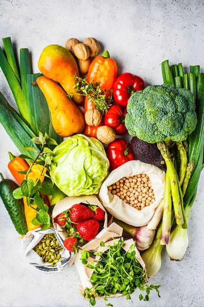 Dengeli vejetaryen yemek arka plan. Sebze, meyve, çilek