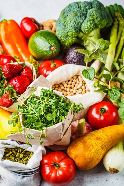 Kiegyensúlyozott vegetáriánus ételháttér. Zöldségek, gyümölcsök, bogyók — Stock Fotó