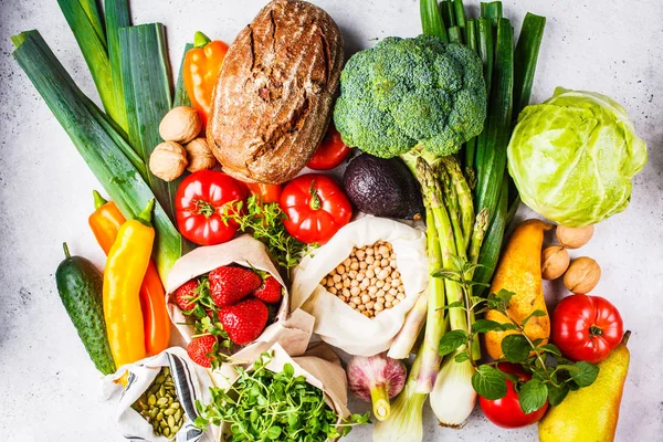 Fondo alimenticio vegetariano equilibrado. Hortalizas, frutas, bayas — Foto de Stock