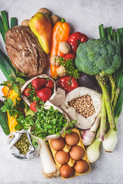 Kiegyensúlyozott élelmiszer háttér. Zöldség, gyümölcs, dió, kelbimbó, tojás — Stock Fotó