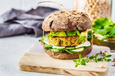 Nohut köftesi, avokado, salatalık ve yeşillikile vegan sandviç
