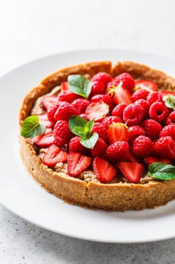 Whole berry tart with raspberries, strawberries and cream 