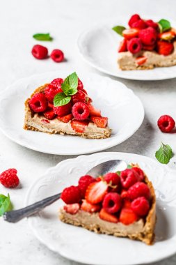 Ahududu, çilek ve krema ile berry tart Parçaları 