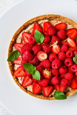 Whole berry tart with raspberries, strawberries and cream 
