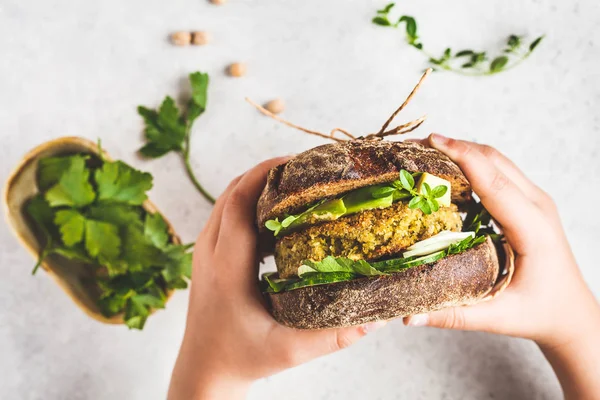 Sanduíche Vegan com grão de bico patty, abacate, pepino e verduras — Fotografia de Stock