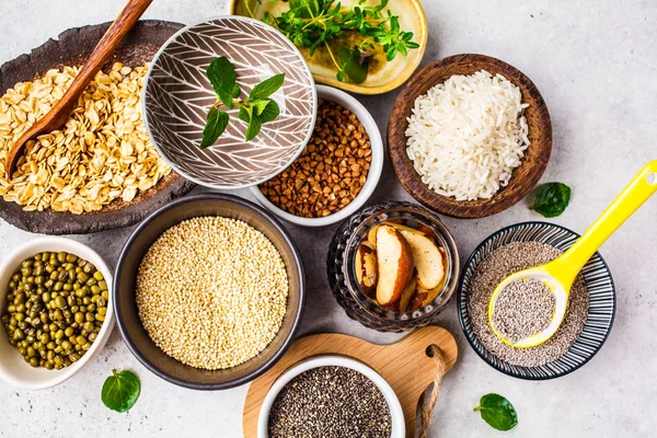 Fundo alimentar - arroz, sementes de chia, nozes, aveia, trigo mourisco — Fotografia de Stock