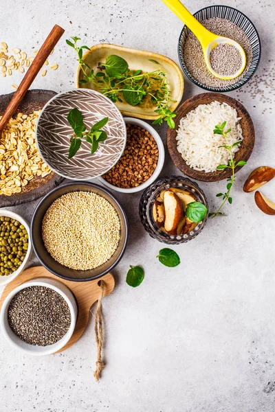 Fundo alimentar - arroz, sementes de chia, nozes, aveia, trigo mourisco — Fotografia de Stock