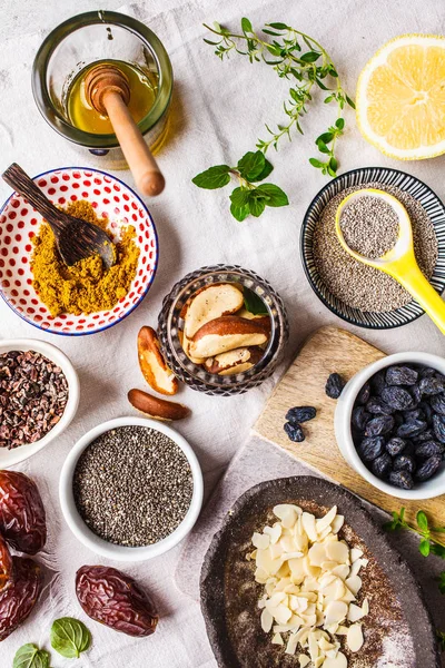 Flt lay de súper alimentos sobre fondo blanco. Cocinar alimentos saludables — Foto de Stock