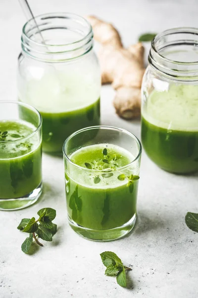 Succo verde di disintossicazione con zenzero e menta in bicchieri e barattoli . — Foto Stock