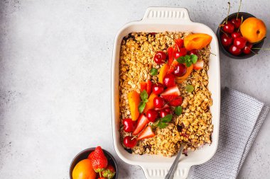 Meyve ve çilek yulaf gri arka planda fırın çanak crumble, 