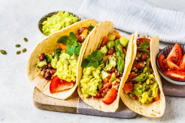 Quinoa, kuşkonus, fasulye, sebze ile Vegan tortillaları 