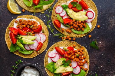 Pişmiş nohut, avokado, sos ve sebzeli Vegan taco 'lar 