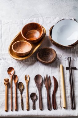Eko Dostu bambu çatal-bıçak ve yemekler, sıfır atık kavramı. 