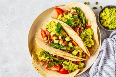 Quinoa, kuşkonus, fasulye, sebze ile Vegan tortillaları 