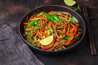 Siyah plaka sebze ile Vegan karabuğday soba noodle 