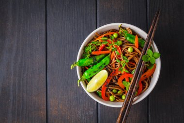 Koyu arka planda sebze ile Vegan karabuğday soba noodle