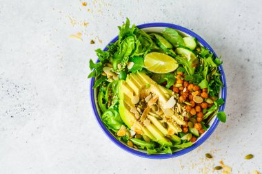 Avokado, pişmiş nohut ve tohumlar ile yeşil sağlıklı salata 