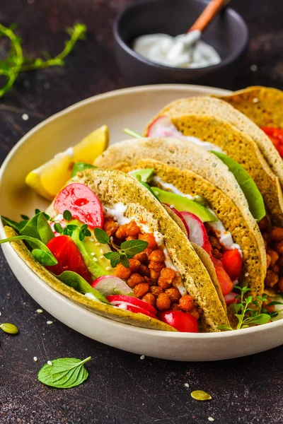 Tacos vegan com grão de bico cozido, abacate, molho e legumes — Fotografia de Stock