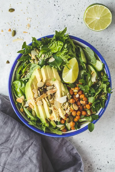 Groene gezonde salade met avocado, gebakken kikkererwten en zaden — Stockfoto