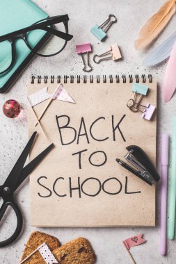 Okul konseptine geri dönelim. Defter, gözlük, kalem ve kırtasiye 