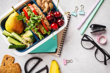 Okul konseptine geri dönelim. Sandviç, meyve, aperatifler ile öğle yemeği kutusu