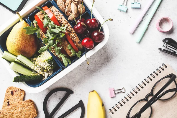 Tillbaka till skolans koncept. Lunch låda med smörgås, frukt, snacks — Stockfoto