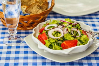 Bir sokak Avrupa restoranında beyaz bir kase sebze salatası 