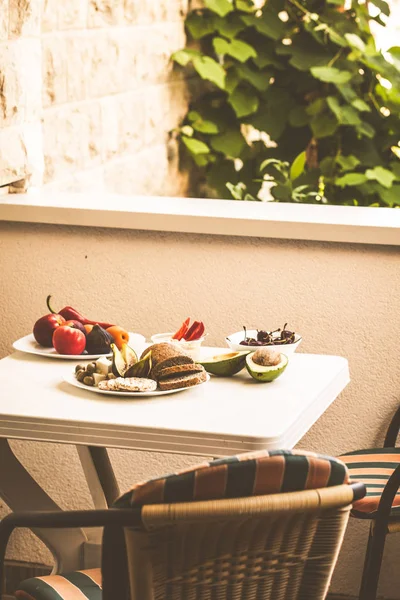 Comida vegetariana saudável europeia em uma mesa branca na varanda — Fotografia de Stock