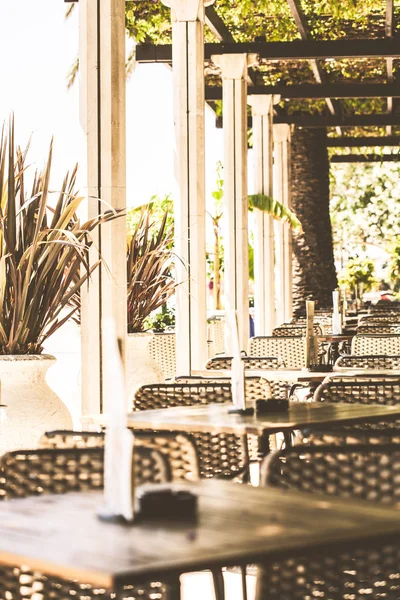 Mesas no terraço de um restaurante europeu . — Fotografia de Stock