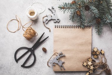 Noel ağacı ve Not defteri ile Noel arka plan. 