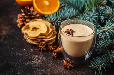 Noel arka planda bir cam Noel eggnog, kopya alanı.