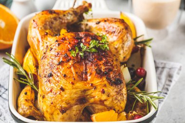 Kızılcık, turuncu, baharatlar ile Noel kavrulmuş tavuk 