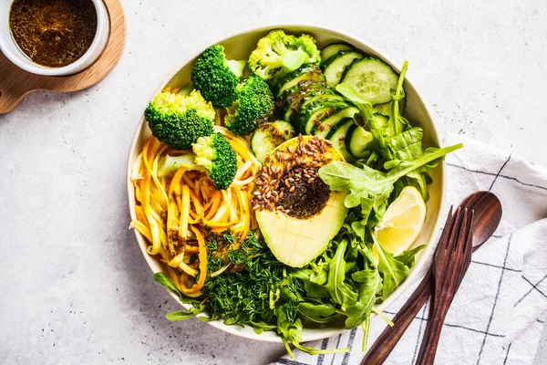 Salada verde com brócolis, macarrão de abobrinha, abacate e molho . — Fotografia de Stock