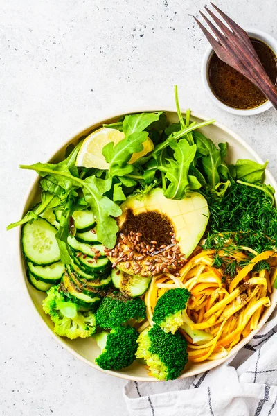 Salada verde com brócolis, macarrão de abobrinha, abacate e molho . — Fotografia de Stock