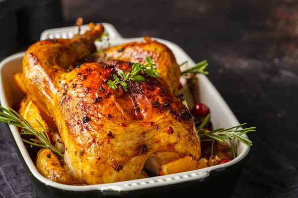 Pollo al horno con especias, arándanos, naranja y cebolla —  Fotos de Stock