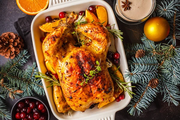 Weihnachten gebratenes Hühnchen mit Preiselbeeren, Orange, Gewürzen — Stockfoto