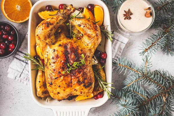 Pollo al horno de Navidad con arándanos, naranja, especias —  Fotos de Stock