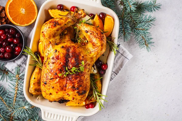 Pollo asado de Navidad con arándanos, naranja, especias —  Fotos de Stock