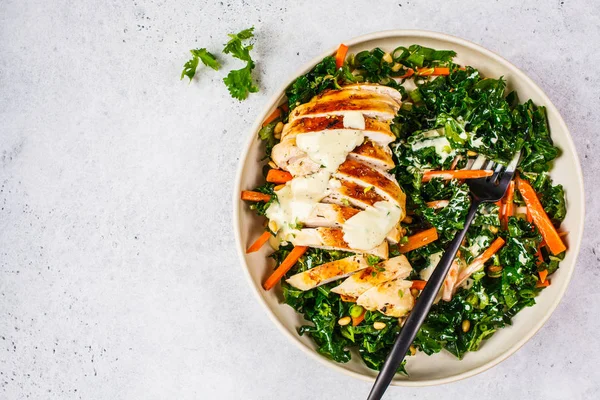 Grilovaný kuřecí prsní salát s Kale, piniovými oříšky — Stock fotografie