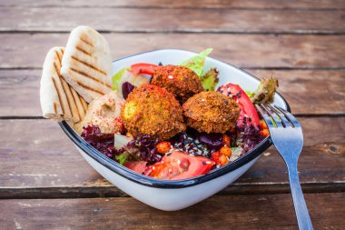 İsrail sokak yemekleri. Humus ile Falafel salatası, pancar 