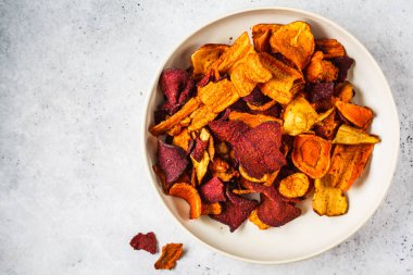 Pancar, tatlı patates sağlıklı sebze cips kase 