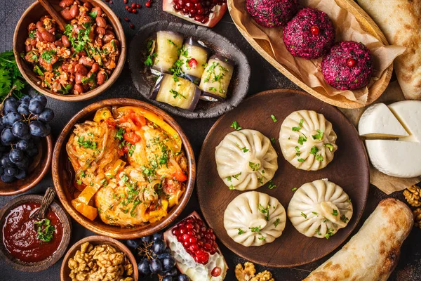 Traditional Georgian cuisine background. Khinkali, phali — Stock Photo, Image