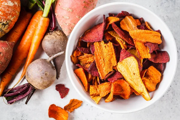 Schüssel mit gesunden Gemüsechips aus Rüben, Süßkartoffeln — Stockfoto