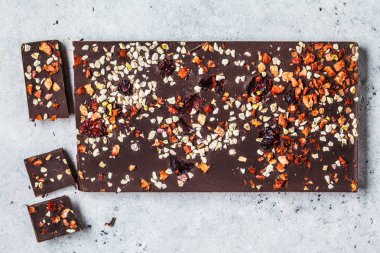 Çilek ve fındık ile koyu vegan çikolata. 