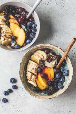 Muz, şeftali, çilek ve kaselerde superfoods ile yulaf ezmesi