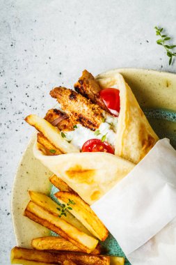 Gyros souvlaki tavuk, patates ile pide ekmek sarar 