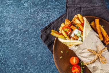 Gyros souvlaki tavuk, patates ile pide ekmek sarar 