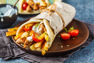 Gyros souvlaki tavuk, patates ile pide ekmek sarar 