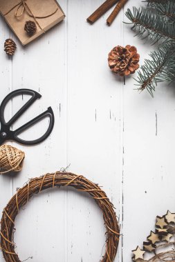 Noel kompozisyon arka plan. Noel ağacı, koniler, oyuncaklar