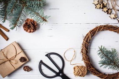 Noel kompozisyon arka plan. Noel ağacı, koniler, oyuncaklar 